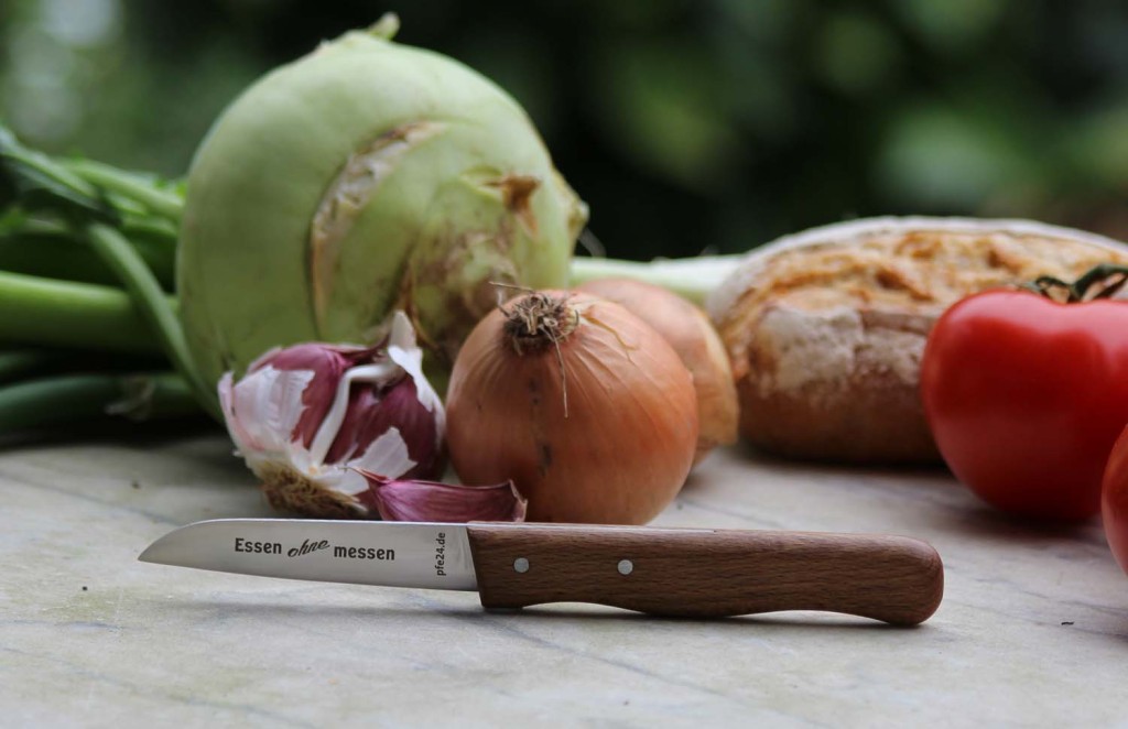 Küchenmesser mit Holzgriff und Werbung auf der Klinge